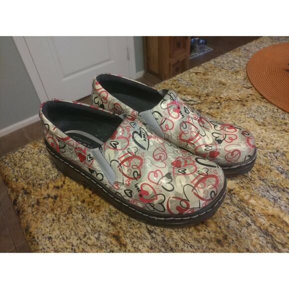 Women's Klogs LOVE Hearts Patent Leather 8M Nurse work CUTE AND COMFY clogs shoe - Picture 2 of 12